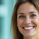 Portrait von Julia Neumann, zufriedene Patientin